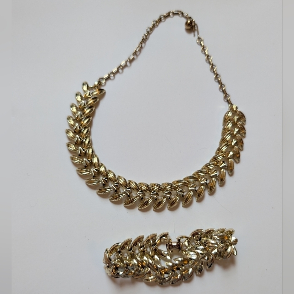 Vintage Coro Gold Tone Triangle Collar Necklace and bracelet in VGUC